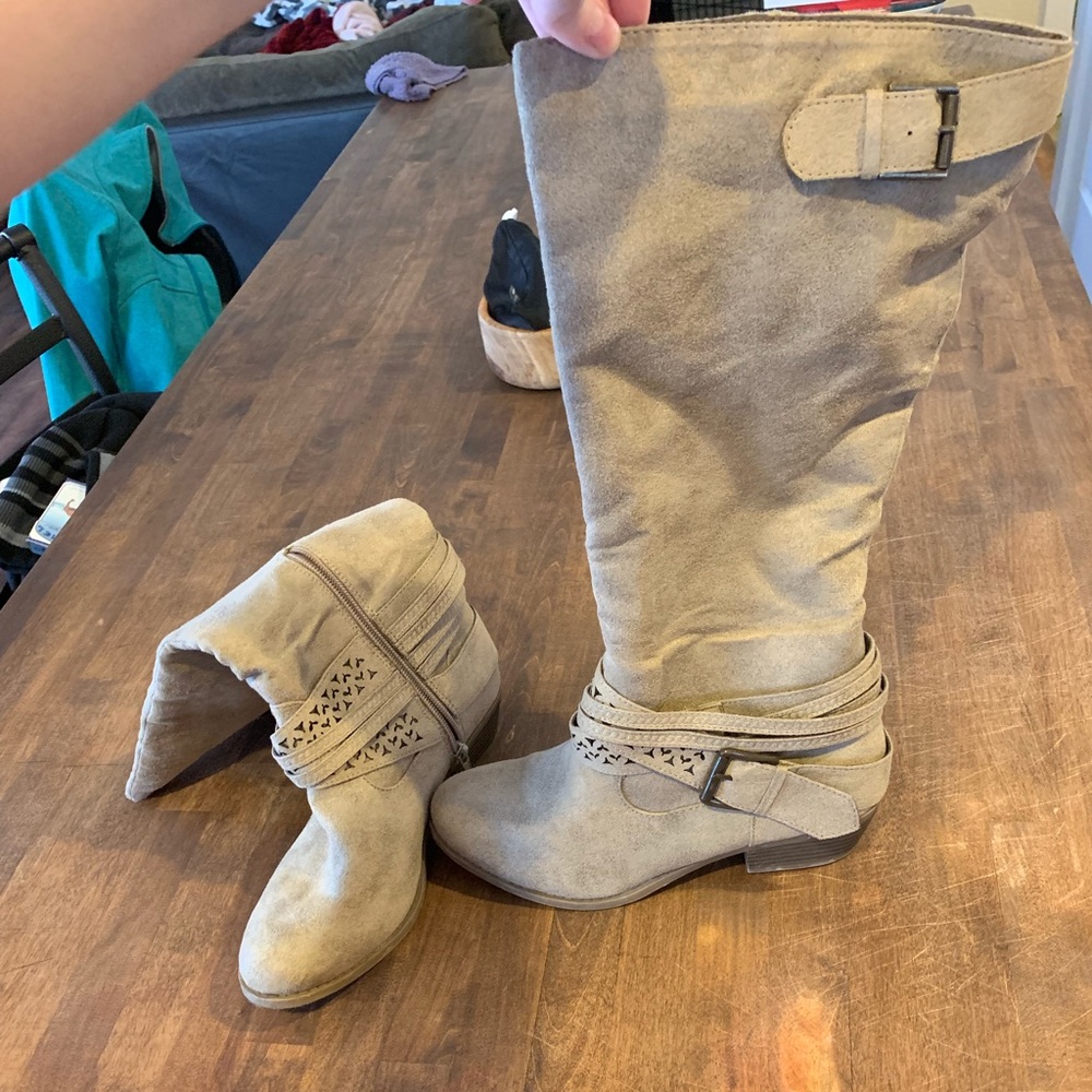 Cute calf height boots! 😻